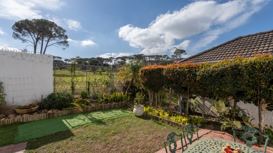 2 Bedroom Property for Sale in Onder Papegaaiberg Western Cape
